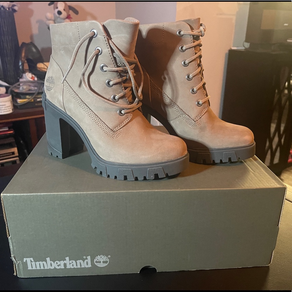 6.5M Woman Lana Point Lace Up Boots